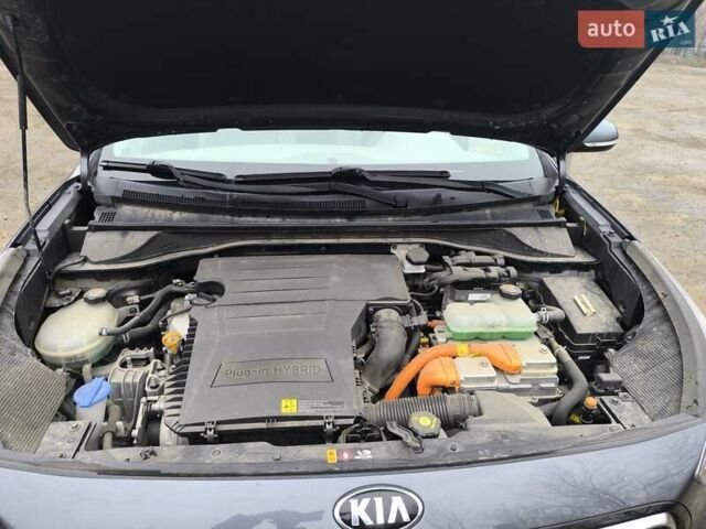 Сірий Кіа Niro, об'ємом двигуна 1.58 л та пробігом 80 тис. км за 21000 $, фото 13 на Automoto.ua