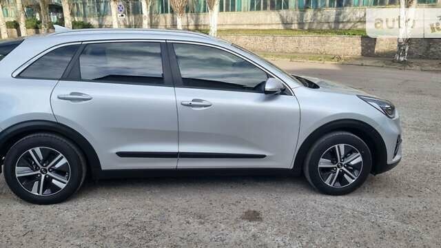 Сірий Кіа Niro, об'ємом двигуна 1.58 л та пробігом 88 тис. км за 25700 $, фото 8 на Automoto.ua