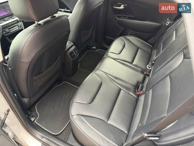 Сірий Кіа Niro, об'ємом двигуна 0 л та пробігом 71 тис. км за 21999 $, фото 62 на Automoto.ua