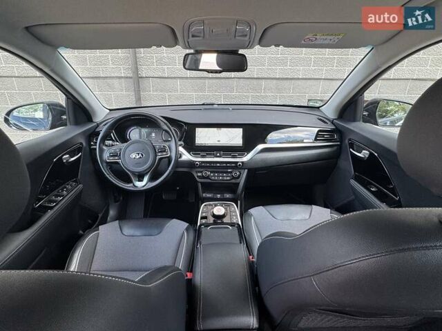 Сірий Кіа Niro, об'ємом двигуна 0 л та пробігом 93 тис. км за 17900 $, фото 6 на Automoto.ua