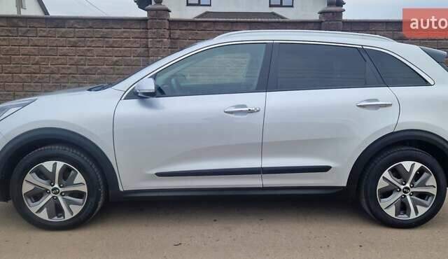 Серый Киа Niro, объемом двигателя 0 л и пробегом 167 тыс. км за 18400 $, фото 3 на Automoto.ua