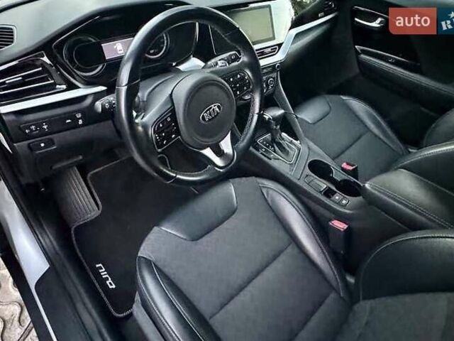 Сірий Кіа Niro, об'ємом двигуна 1.58 л та пробігом 83 тис. км за 18000 $, фото 6 на Automoto.ua