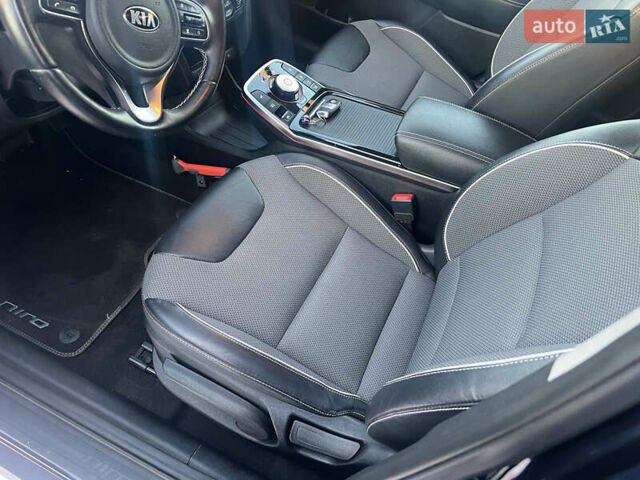 Серый Киа Niro, объемом двигателя 0 л и пробегом 96 тыс. км за 19500 $, фото 27 на Automoto.ua