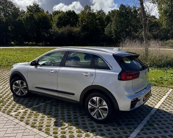 Сірий Кіа Niro, об'ємом двигуна 0 л та пробігом 74 тис. км за 20500 $, фото 7 на Automoto.ua