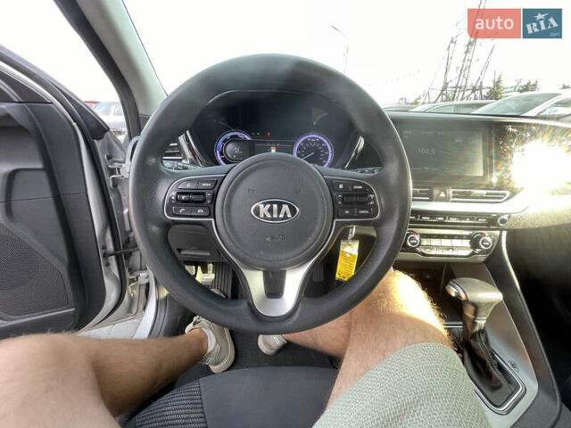 Серый Киа Niro, объемом двигателя 1.58 л и пробегом 181 тыс. км за 16000 $, фото 10 на Automoto.ua