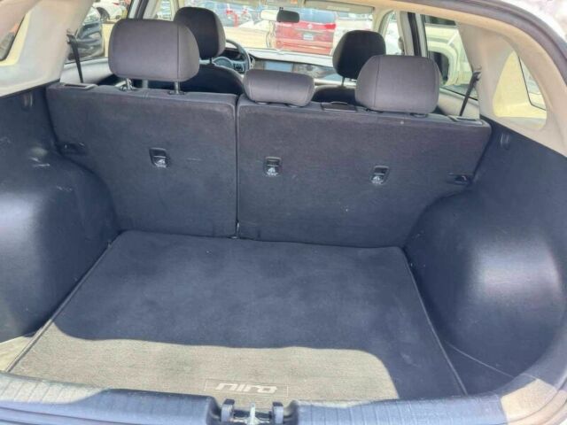 Серый Киа Niro, объемом двигателя 0 л и пробегом 34 тыс. км за 10500 $, фото 9 на Automoto.ua