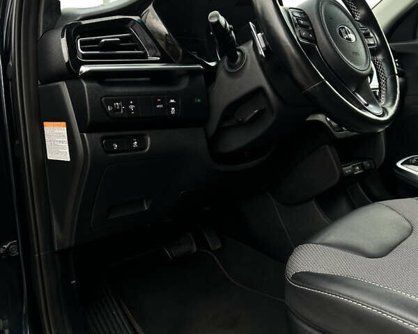 Серый Киа Niro, объемом двигателя 0 л и пробегом 128 тыс. км за 19400 $, фото 65 на Automoto.ua