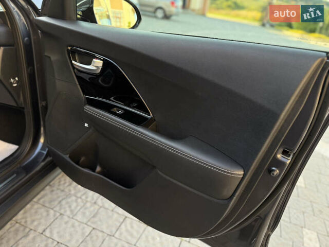 Серый Киа Niro, объемом двигателя 0 л и пробегом 145 тыс. км за 18800 $, фото 80 на Automoto.ua