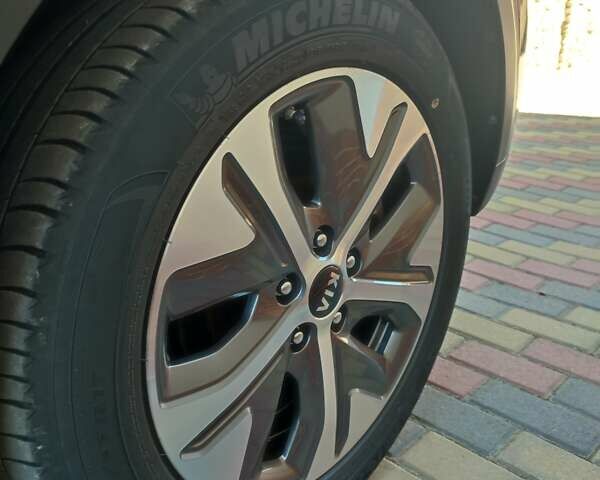 Серый Киа Niro, объемом двигателя 0 л и пробегом 49 тыс. км за 23000 $, фото 22 на Automoto.ua