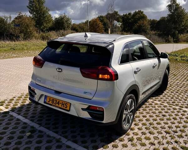 Сірий Кіа Niro, об'ємом двигуна 0 л та пробігом 74 тис. км за 20500 $, фото 1 на Automoto.ua