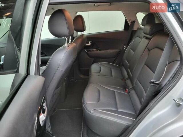 Сірий Кіа Niro, об'ємом двигуна 0 л та пробігом 118 тис. км за 19999 $, фото 6 на Automoto.ua