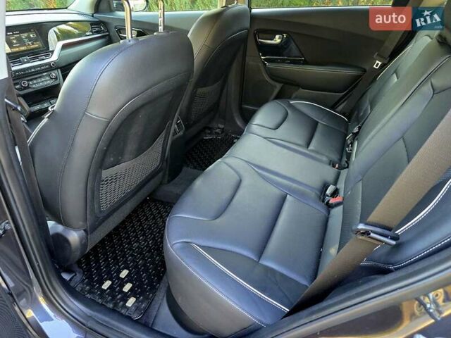 Серый Киа Niro, объемом двигателя 0 л и пробегом 70 тыс. км за 18800 $, фото 18 на Automoto.ua
