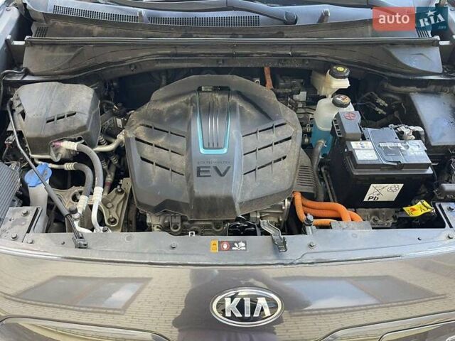 Серый Киа Niro, объемом двигателя 0 л и пробегом 125 тыс. км за 19250 $, фото 5 на Automoto.ua