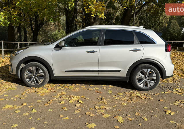 Сірий Кіа Niro, об'ємом двигуна 0 л та пробігом 115 тис. км за 21913 $, фото 2 на Automoto.ua