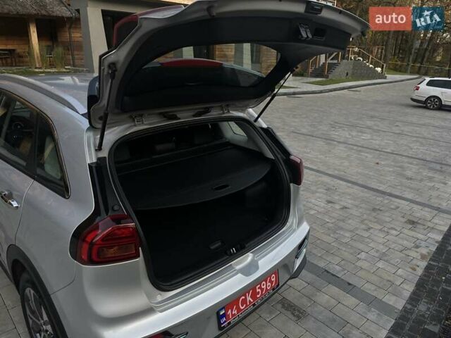 Серый Киа Niro, объемом двигателя 0 л и пробегом 72 тыс. км за 19750 $, фото 63 на Automoto.ua