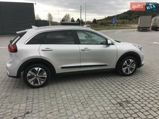 Серый Киа Niro, объемом двигателя 0 л и пробегом 90 тыс. км за 19900 $, фото 9 на Automoto.ua