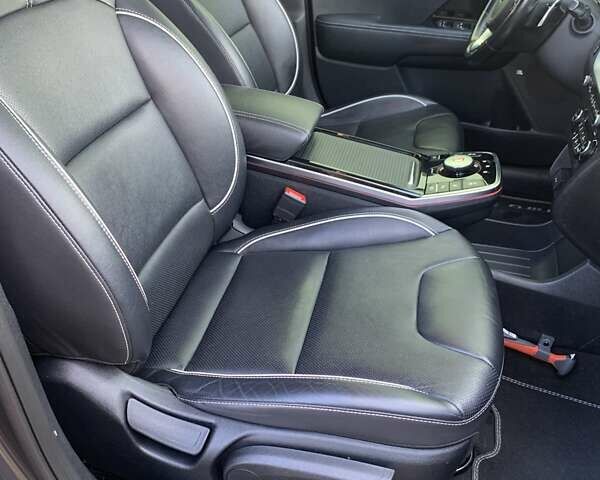 Сірий Кіа Niro, об'ємом двигуна 0 л та пробігом 73 тис. км за 18900 $, фото 24 на Automoto.ua
