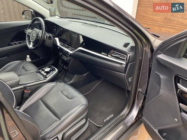Серый Киа Niro, объемом двигателя 0 л и пробегом 117 тыс. км за 20470 $, фото 26 на Automoto.ua