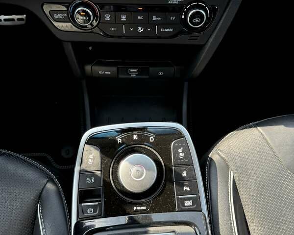Сірий Кіа Niro, об'ємом двигуна 0 л та пробігом 82 тис. км за 20500 $, фото 27 на Automoto.ua