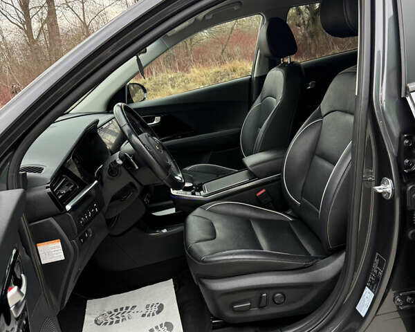 Серый Киа Niro, объемом двигателя 0 л и пробегом 120 тыс. км за 19750 $, фото 24 на Automoto.ua