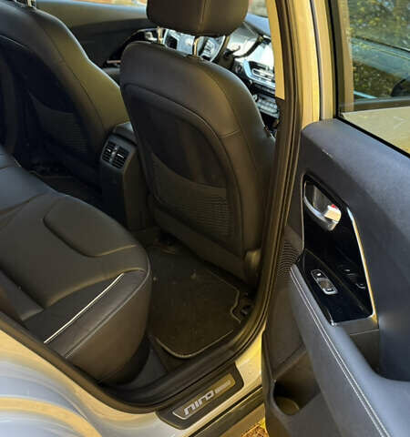 Сірий Кіа Niro, об'ємом двигуна 0 л та пробігом 115 тис. км за 21913 $, фото 19 на Automoto.ua