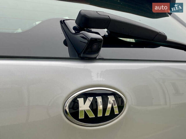 Сірий Кіа Niro, об'ємом двигуна 0 л та пробігом 63 тис. км за 20899 $, фото 19 на Automoto.ua