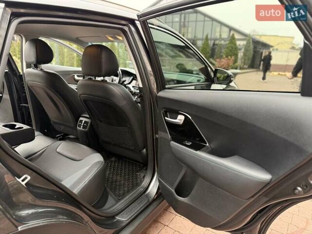 Серый Киа Niro, объемом двигателя 0 л и пробегом 125 тыс. км за 18950 $, фото 38 на Automoto.ua