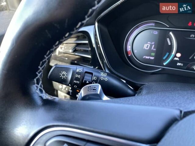 Сірий Кіа Niro, об'ємом двигуна 0 л та пробігом 107 тис. км за 21950 $, фото 42 на Automoto.ua