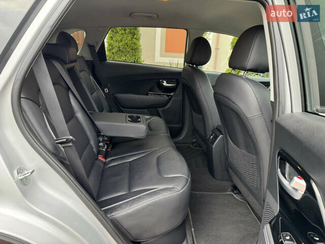 Серый Киа Niro, объемом двигателя 0 л и пробегом 118 тыс. км за 19350 $, фото 120 на Automoto.ua