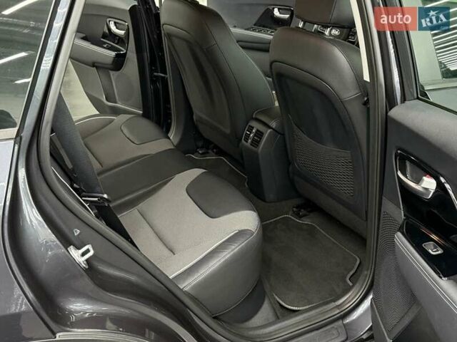 Сірий Кіа Niro, об'ємом двигуна 0 л та пробігом 114 тис. км за 18329 $, фото 25 на Automoto.ua