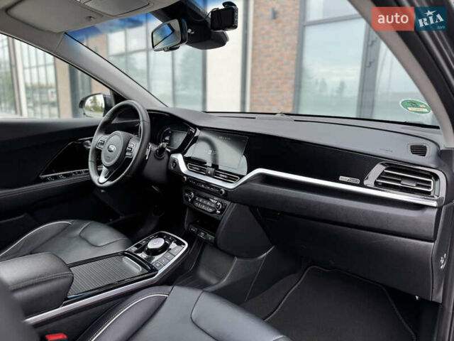 Серый Киа Niro, объемом двигателя 0 л и пробегом 139 тыс. км за 18900 $, фото 57 на Automoto.ua