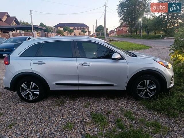 Серый Киа Niro, объемом двигателя 1.58 л и пробегом 53 тыс. км за 18500 $, фото 8 на Automoto.ua