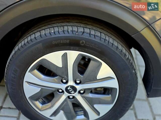 Серый Киа Niro, объемом двигателя 0 л и пробегом 70 тыс. км за 18800 $, фото 14 на Automoto.ua