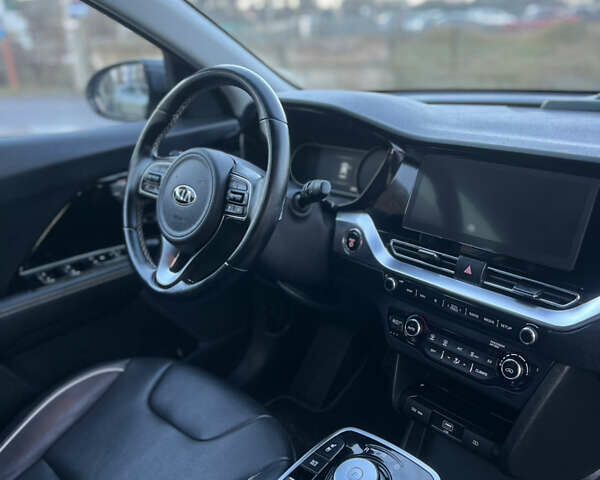 Серый Киа Niro, объемом двигателя 0 л и пробегом 133 тыс. км за 19500 $, фото 28 на Automoto.ua