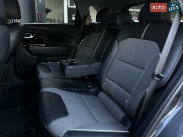 Серый Киа Niro, объемом двигателя 0 л и пробегом 88 тыс. км за 18500 $, фото 36 на Automoto.ua