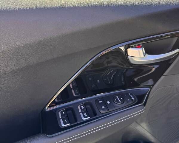 Сірий Кіа Niro, об'ємом двигуна 0 л та пробігом 74 тис. км за 20500 $, фото 13 на Automoto.ua