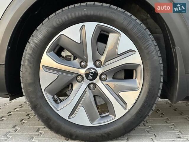 Серый Киа Niro, объемом двигателя 0 л и пробегом 74 тыс. км за 18200 $, фото 23 на Automoto.ua