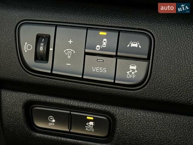Серый Киа Niro, объемом двигателя 0 л и пробегом 74 тыс. км за 18200 $, фото 51 на Automoto.ua