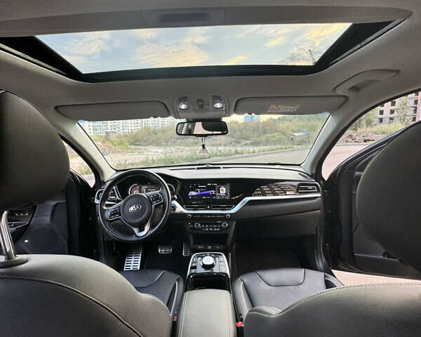 Серый Киа Niro, объемом двигателя 0 л и пробегом 93 тыс. км за 22500 $, фото 19 на Automoto.ua