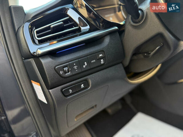 Серый Киа Niro, объемом двигателя 0 л и пробегом 145 тыс. км за 18800 $, фото 65 на Automoto.ua