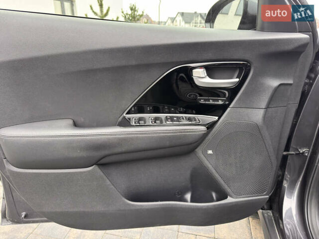 Серый Киа Niro, объемом двигателя 0 л и пробегом 77 тыс. км за 19500 $, фото 13 на Automoto.ua