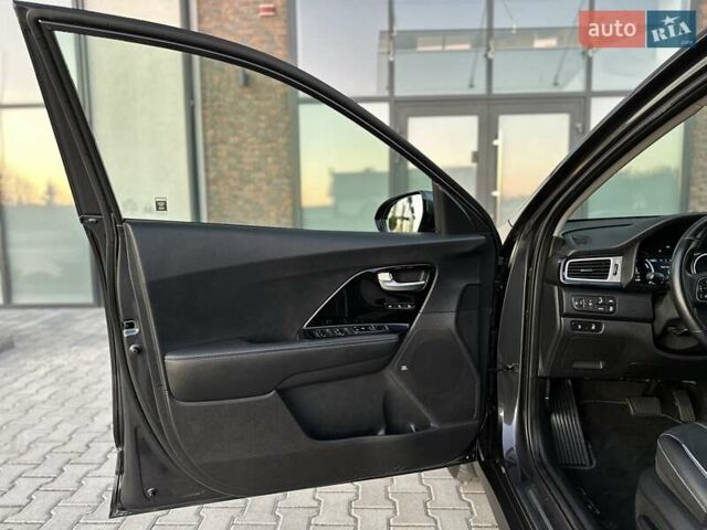Серый Киа Niro, объемом двигателя 0 л и пробегом 74 тыс. км за 18200 $, фото 28 на Automoto.ua