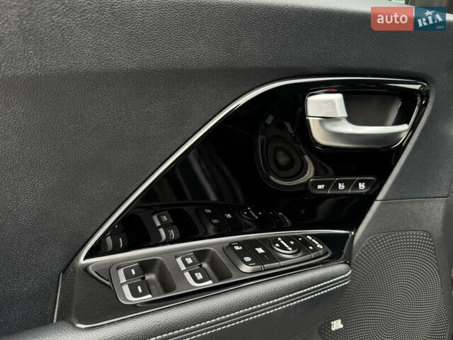 Серый Киа Niro, объемом двигателя 0 л и пробегом 139 тыс. км за 18900 $, фото 70 на Automoto.ua
