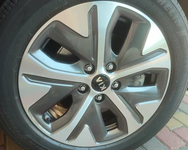 Серый Киа Niro, объемом двигателя 0 л и пробегом 49 тыс. км за 23000 $, фото 7 на Automoto.ua