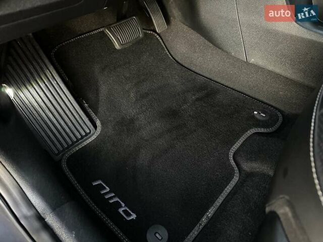 Серый Киа Niro, объемом двигателя 0 л и пробегом 74 тыс. км за 18200 $, фото 32 на Automoto.ua