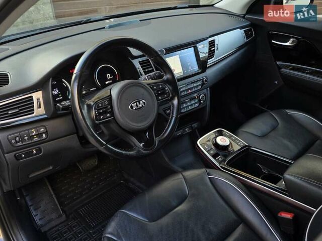 Серый Киа Niro, объемом двигателя 0 л и пробегом 144 тыс. км за 17250 $, фото 23 на Automoto.ua