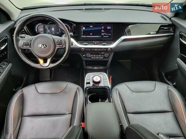 Сірий Кіа Niro, об'ємом двигуна 0 л та пробігом 118 тис. км за 19999 $, фото 4 на Automoto.ua