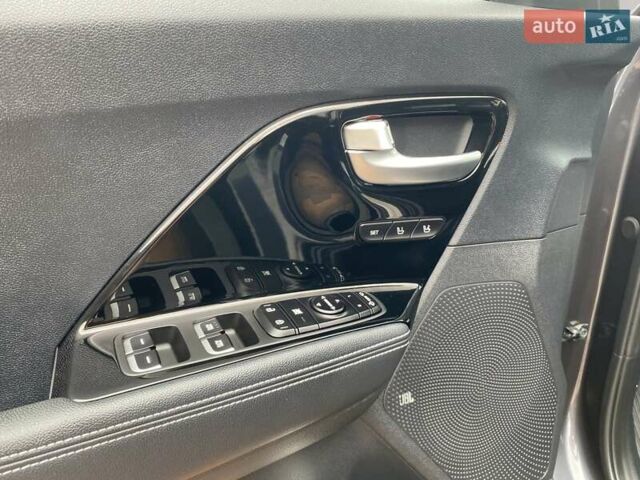 Серый Киа Niro, объемом двигателя 0 л и пробегом 117 тыс. км за 20470 $, фото 20 на Automoto.ua