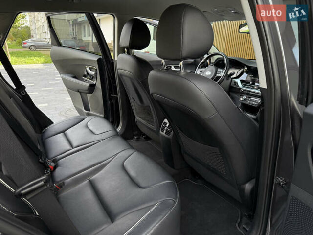 Сірий Кіа Niro, об'ємом двигуна 0 л та пробігом 70 тис. км за 19999 $, фото 61 на Automoto.ua