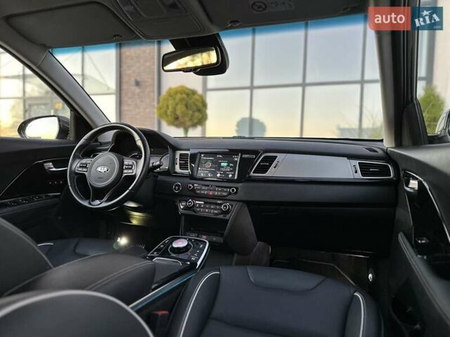 Серый Киа Niro, объемом двигателя 0 л и пробегом 74 тыс. км за 18200 $, фото 42 на Automoto.ua